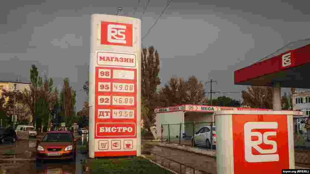 Стоимость бензина марки А-95 поднялась почти до 49 рублей (18,38 грн) за литр, А-92– до 47-48 рублей (17,63 - 18,00 грн). Причем ценники на АЗС иногда менялись несколько раз в день. «Говорили: «Вот мост сделают – будет дешевле». Ничего подобного», – жаловались возмущенные автомобилисты