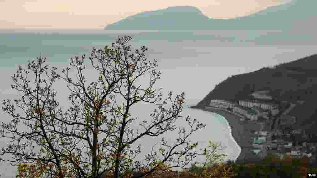 Со стороны поселка открывается вид на гору Аю-Даг или Медведь-гору.  Аю-Даг должна была стать настоящим вулканом около 160 миллионов лет назад. Под землей магма на протяжении около миллиона лет создавала зону напряжения, за счет чего гора росла, но прорваться в виде вулкана так и не хватило сил. Если бы это случилось, возможно, ее классифицировали бы как Карадагский массив в Коктебеле