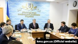 В центрі зліва направо: прем'єр-міністр України Володимир Гройсман, президент України Петро Порошенко та міністр соціальної політики України Андрій Рева під час наради щодо запуску системи монетизації субсидій в Міністерстві соціальної політики. Київ, 6 лютого 2019 року