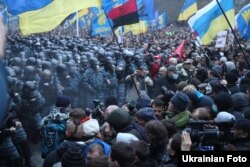 Учасники Євромайдану проти силовиків Януковича. Київ, Україна. 24 листопада 2013 року