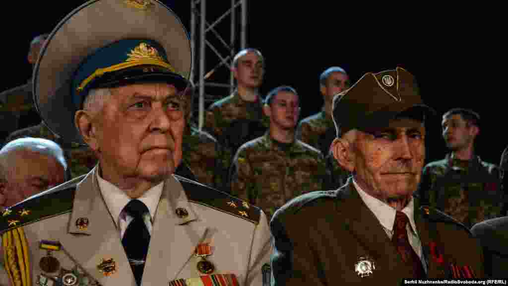 Ветеран Радянської армії і УПА сидять поруч під час акції «Перша хвилина миру» у Національному музеї історії України у Другій світовій війні в Києві, 8 травня 2016 року