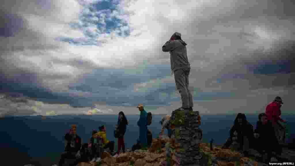 Муедзин співає азан – заклик до молитви