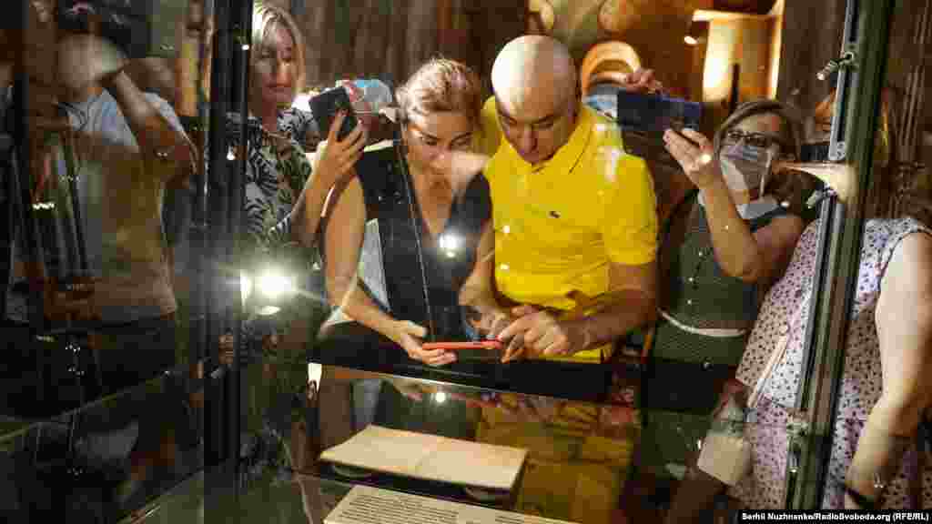 «За сім днів до установчого саміту Кримської платформи Конституція 1710 року нагадує нам, що немає нічого більш природного, ніж наша з Кримом єдність. Це сильна енергетична підтримка для нас», – наголосив керівник МЗС України Дмитро Кулеба