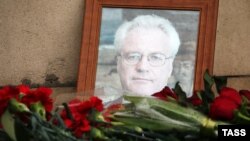 Портрет Віталія Чуркіна біля входу до будівлі МЗС Росії в Москві, 21 лютого 2017 року