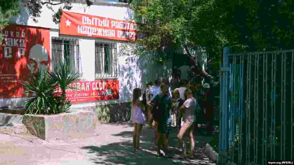 Очередь в «Столовую СССР» в полдень