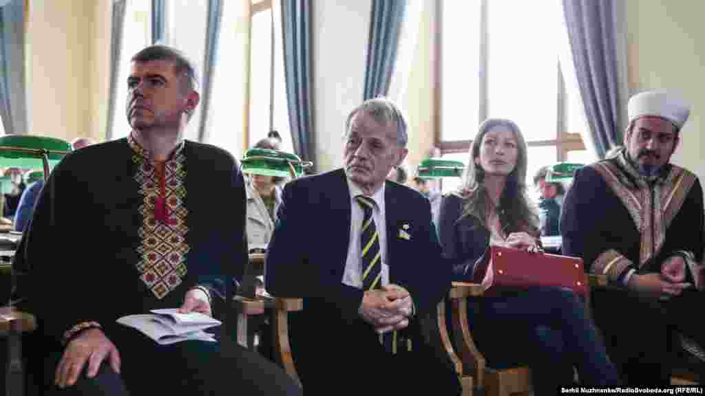 В центре – лидер крымских татар, народный депутат Украины Мустафа Джемилев и заместитель министра информационной политики Украины Эмине Джеппар