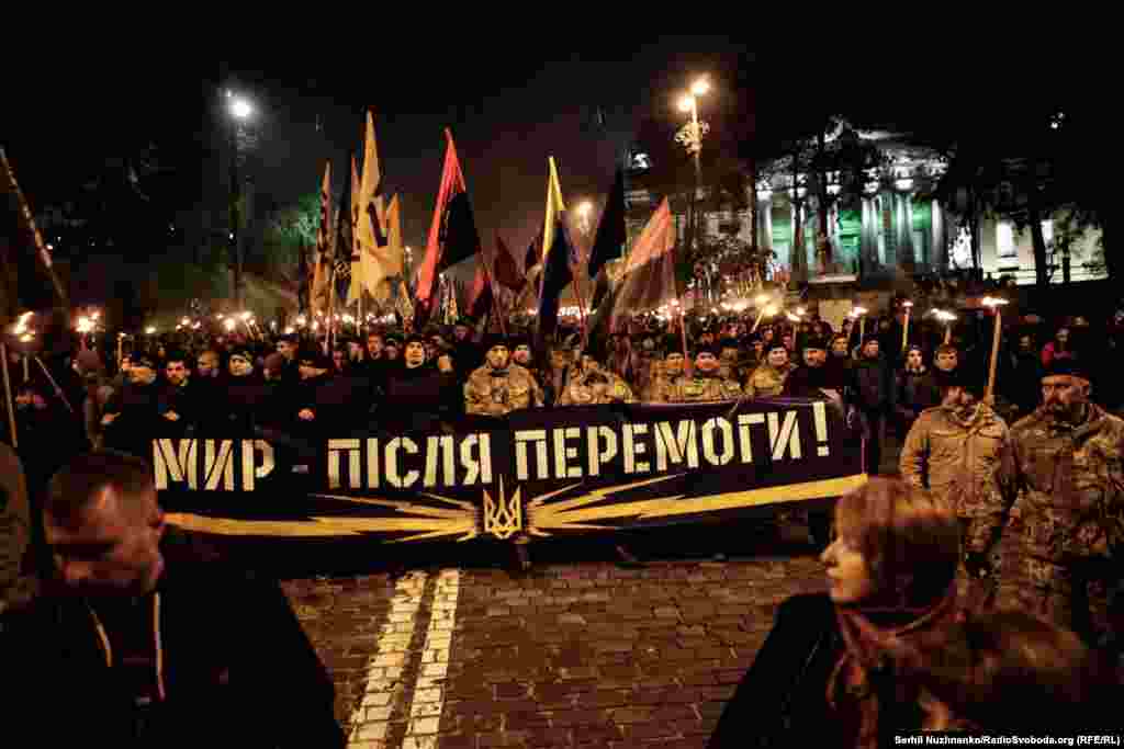 Марш цивільного корпусу «Азов». На Покрову, 14 жовтня у Києві пройшли два окремі марші правих сил: Всеукраїнського об’єднання «Свобода» і цивільного корпусу «Азов». Київ, 14 жовтня 2016 року ДИВИТИСЬ ФОТОГАЛЕРЕЮ