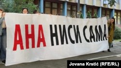 Ispred Osnovnog suda u Novom Sadu okupili su se studenti i građani kako bi pružili podršku studentkinji kojoj je polomljena vilica u napadu aktivista SNS, 28.maj 2025.