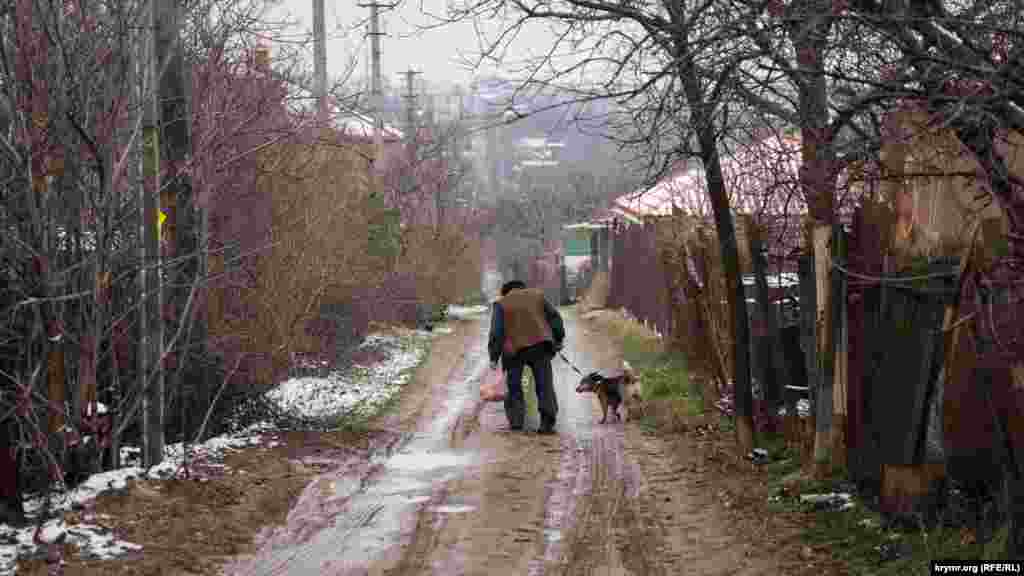 Дачник и его верный помощник возвращаются из магазина «Серая лошадь»