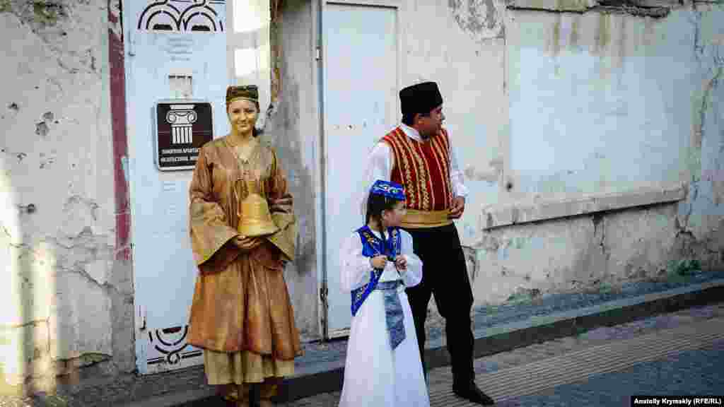 Турецкие бани «Малого Иерусалима». «Бронзовая банщица» – девушка из местного театра живых статуй