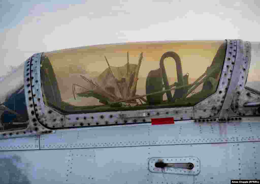 Кабіна керування реактивного літака «Дельфін», у якій видно сонцезахисний піддашок для пілота. У 2018 році місцеві ЗМІ повідомили, що аеродром узяв під свій контроль український політик, який планує відновити його, а також деякі літаки