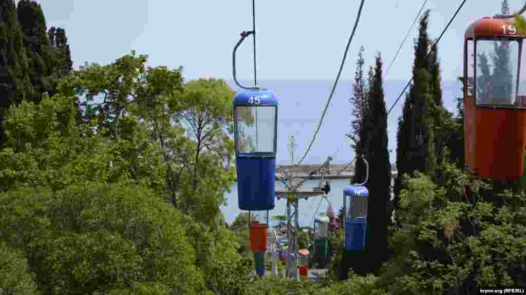 Начала работу канатная дорога «Ялта-Горка». Однако желающих покататься нет, кабинки курсируют пустыми