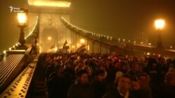 Як і чому в Угорщині відбулися сутички демонстрантів з поліцією – відеосюжет Як і чому в Угорщині відбулися сутички демонстрантів з поліцією – відеосюжет