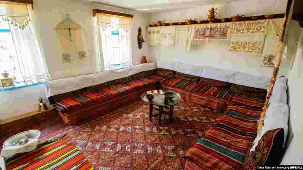 Об истории самого многочисленного из коренных народов Крыма – крымских татарах – на полуострове сохранилось намного больше объектов памяти. Например, в Бахчисарае есть дом-музей, который рассказывает о быте крымских татар до депортации. Крымскотатарская семья Дервиш годами собирала каждый артефакт, представленный в музее. Часть из них подлинна, часть – воссоздана