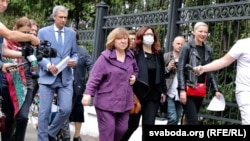 Світлана Алексієвич перед допитом у Слідчому комітеті, Мінськ, Білорусь, 26 серпня 2020 року