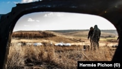 Украинские волонтеры собирают останки российских и украинских военных, погибших под Изюмом в Харьковской области. Район был местом ожесточенных боев с мая по декабрь 2022 года