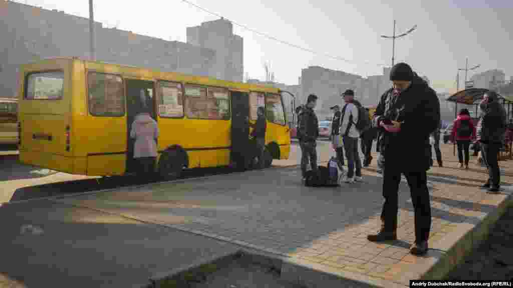 Зранку люди намагалися дістатися потрібного їм місця наземним громадських транспортом. У більшості пасажирів захисних медичних масок не було, скаржилися на їх фізичну відсутність у аптеках міста. На фото – маршрутне таксі поблизу станції метро Героїв Дніпра