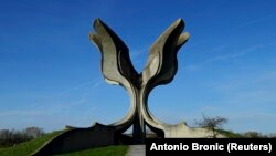Stručnjaci Spomen-područja Jasenovac izradili su poimenični popis žrtava jasenovačkog logora, koji je i dalje otvoren za dopune i ispravke. Prema tom popisu, u Jasenovcu je ubijeno 83.145 ljudi - 39.570 muškaraca, 23.474 žena i 20.101 dece do 14 godina starosti.