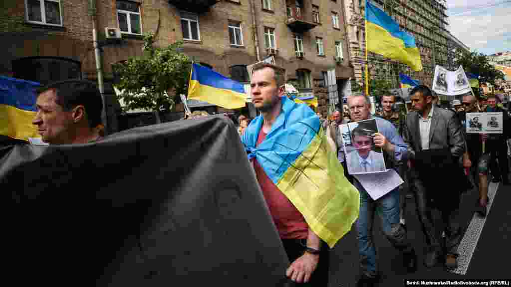 Ігор Котелянець (прапор на плечах), брат в'язня Кремля Євгена Панова і Петро Виговський (праворуч) ‒ батько Валентина Виговського, якого викрали у вересні 2014 року в Криму. У грудні 2015 року Московський обласний суд виніс вирок ‒ 11 років позбавлення волі за шпигунство на території Росії