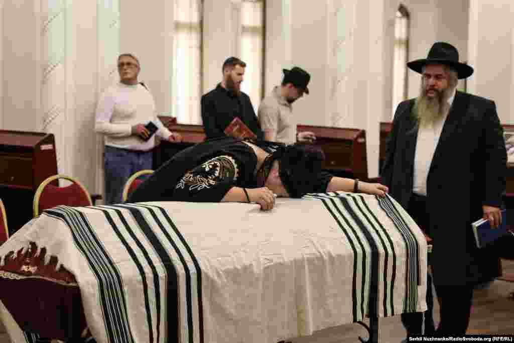 «Мотя жив у нашій родині близько 10 років, а коли став дорослим, вирішив жити самостійно. Він одружився, і в травні цього року у нього народилася донька. Але через тиждень після народження дитини Мотю призвали до армії. Після швидкого курсу молодого бійця його одразу направили на передову», – написав головний рабин України на своїй сторінці у Facebook 