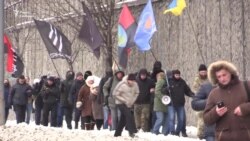 Российское консульство в Киеве забросали яйцами (видео) Российское консульство в Киеве забросали яйцами (видео)