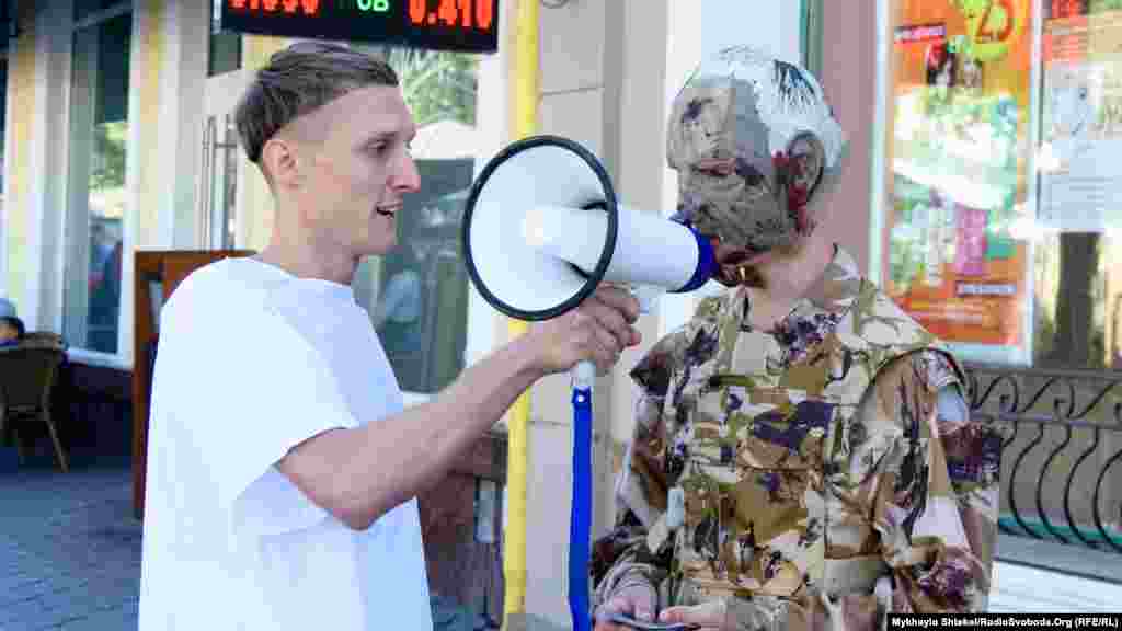 Організатор «монстрації» Ігор Бочаров підійшов до аніматора на Дерибасівській у пошуках цікавих слоганів. Проте той трохи розгубився від такої уваги