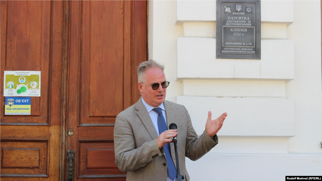 Директор Итальянского института культуры в Украине Эдоардо Кризафулли. Выставка – результат международного музейного проекта, который был реализован с участием украинских и итальянских музеев при поддержке Итальянского Института культуры в Украине, Министерства иностранных дел и Министерства культуры и информационной политики Украины  