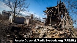 Зруйнований будинок і вирва від «приходу» снаряда калібру 152 міліметри