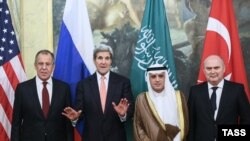 Sleva nadesno: Šef diplomatije Rusije Sergei Lavrov, američki državni sekretar John Kerry, ministar spoljnih poslova Saudijske Arabije Adel al-Jubeir i turski šef diplomatije Feridun Sinirlioglu
