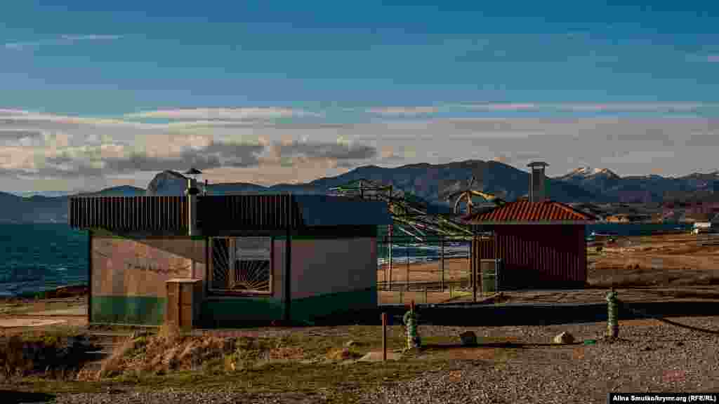 Свое название пляж получил от неприметного магазинчика «Меганом», стоящего прямо у спуска к морю