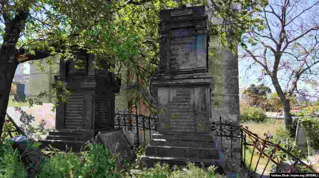 Рядом с часовней две богатые могилы – Наума Наумовича Эпштейна и его жены Розалии Исааковны, умерших в 1907 и 1905 годах соответственно. Склеп под часовней и склеп справа от входа в часовню пусты. В 1930-е годы «большевистские коммунхозы вскрыли склепы и вытащили в пользу страны Советов цинковые гробы, предварительно выбросив из них останки умерших», пишет Анатолий Коваленко в книге «Некрополи Севастополя»