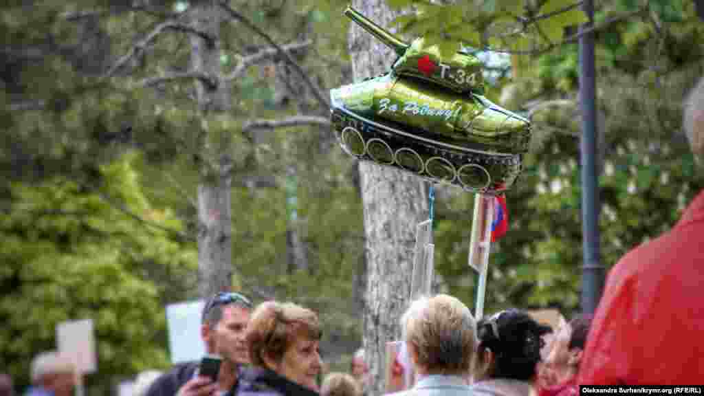 В центре города была развернута массовая продажа воздушных шаров в форме военной техники, флажков и другой атрибутики. За шарики уличные торговцы просили 100 рублей, за флажки – 50 рублей