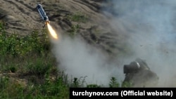 Ukrainian servicemen launch a missile while testing the U.S. Javelin anti-tank missile system at a shooting range in Ukraine. (file photo)