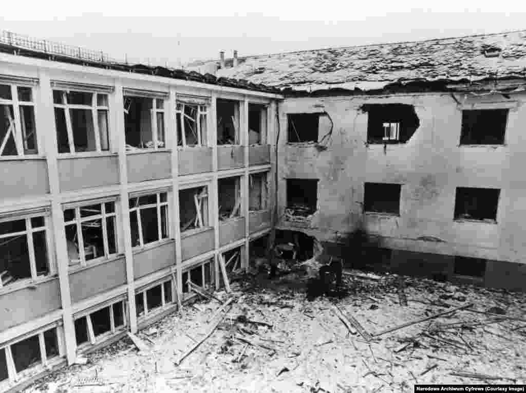 Офіс РВЄ/РС в Мюнхені після теракту в 1981 році. Вибухівку було закладено в автомобіль, який був залишений біля радійної будівлі.Численні напади на персонал та приміщення мовника лише зайвий раз доводять його ефективність: наприклад, цей підрив бомби, як відомо, спонсорував комуністичний правитель Румунії Ніколае Чаушеску. Його здійснив Іліч Рамірез Санчез, сумнозвісний венесуельський марксистський бойовик, відомий як «Шакал Карлос». Вибух бомби розтрощив кут мюнхенської штаб-квартири та поранив кількох співробітників, які перебували в ній