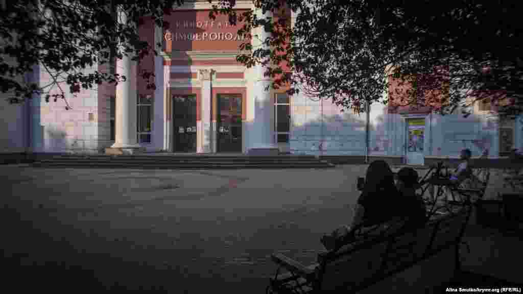 Влюбленные делают селфи возле кинотеатра «Симферополь»