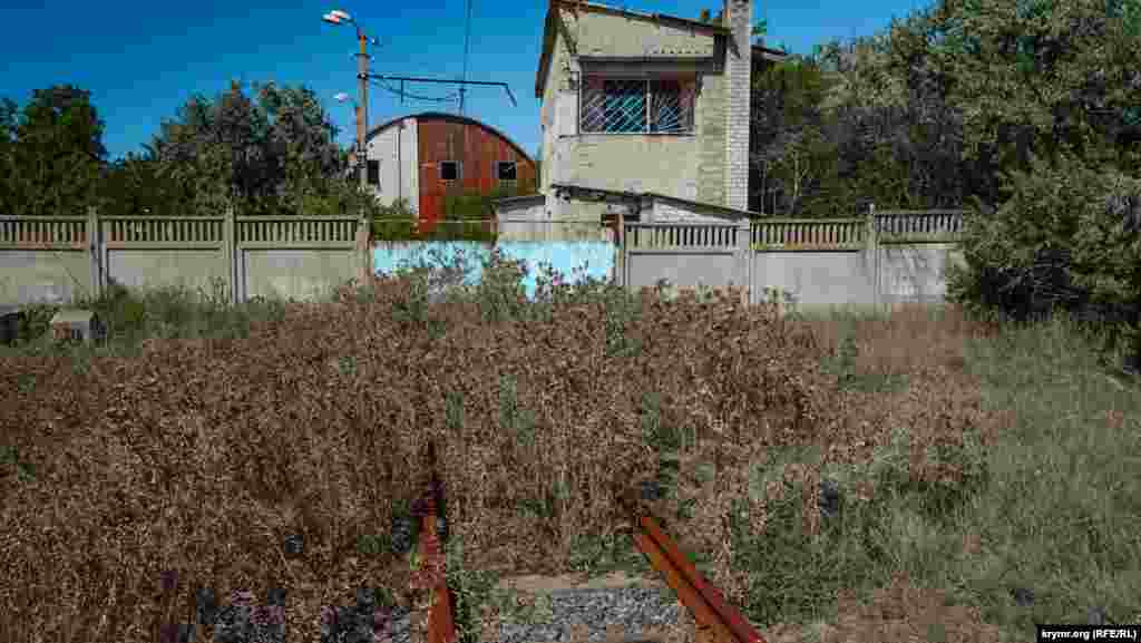 У ворот трамвайного депо на территории пансионата «Береговой» вырос чертополох. Последний раз трамвай выезжал из этих ворот в августе 2014 года