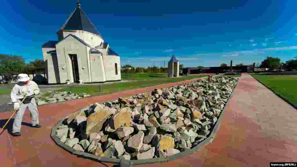 В то же время о довоенных сталинских расстрелах «врагов» советской власти здесь ни слова