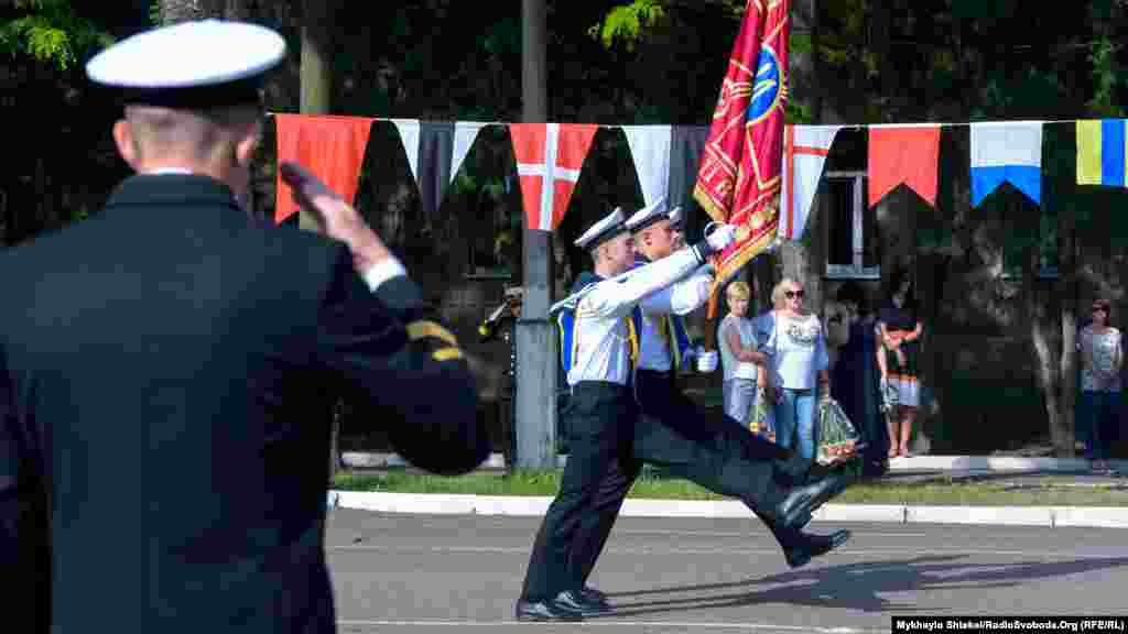 Один з офіцерів віддає честь бойовому прапору ліцею, який вивезли з Криму в 2014 році