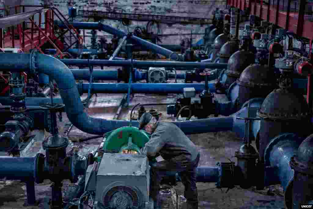 Юрієві Зеленському 64 роки. Він працює на головній насосній станції у Торецьку Донецької області – чоловік ремонтує труби та насоси. Навіть коли йде обстріл, Юрій спокійно виконує свою роботу, яка, на його думку, є життєво важливою для жителів регіону. «Немає води – немає опалення», – каже він.