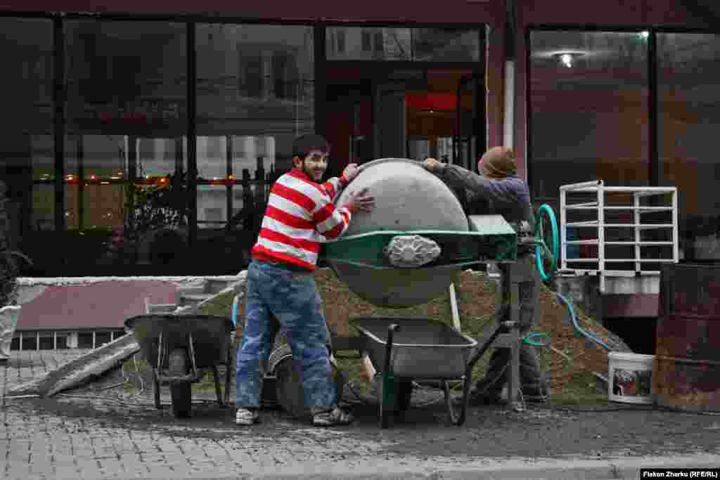 Рабочий из коммуны Фуше-Косово. 17-летний фотограф говорит, что снимает с детства, как только к нему в руки попадала "хоть какая-то камера, которой можно было фотографировать".  