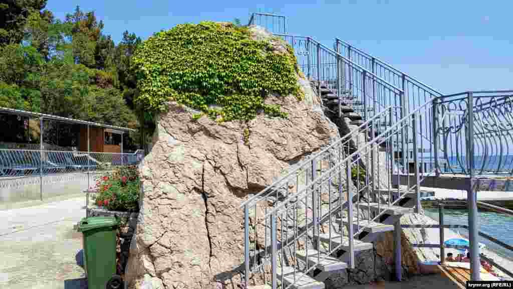 Здесь останавливаются в основном те туристы, которые стремятся уединиться в тихом маленьком поселке на берегу Черного моря. Как проходят июльские дни в Мисхоре – смотрите в фотогалерее