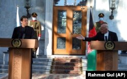 Afghan President Ashraf Ghani (right) and Pakistani Prime Minister Imran Khan attend a joint news conference at the Presidential Palace in Kabul on November 19, 2020.