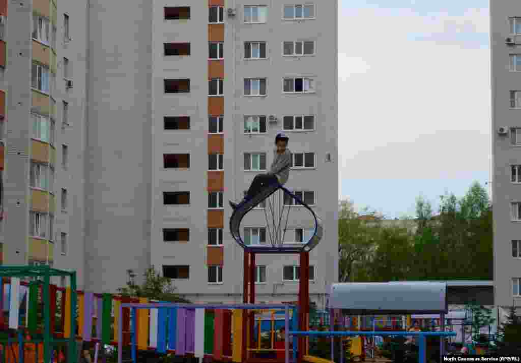 Ребенок взял площадку штурмом.