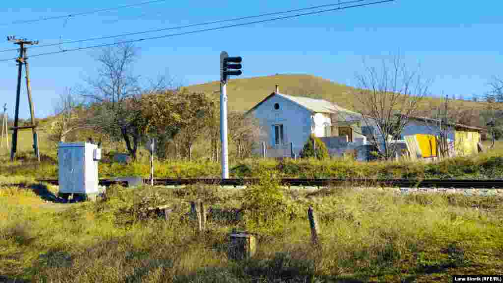 Вдоль села Мостовое проходит железная дорога Симферополь – Севастополь