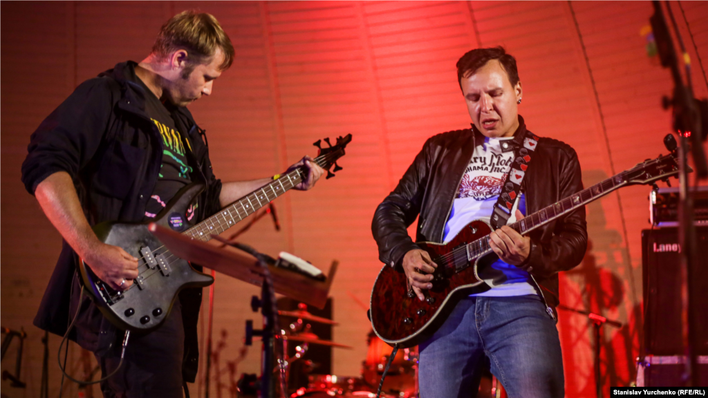 Специальное событие от арт-кураторов – проект-трибьют «Дух Нирваны». Кураторы сцен вместе сыграли культовый альбом группы Nirvana – «Nevermind», которому исполнилось 30 лет