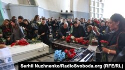 «Запам’ятаємо Даню з посмішкою»: прощання у Києві з 17-річним Данилом Худею та його батьками, які загинули від удару РФ