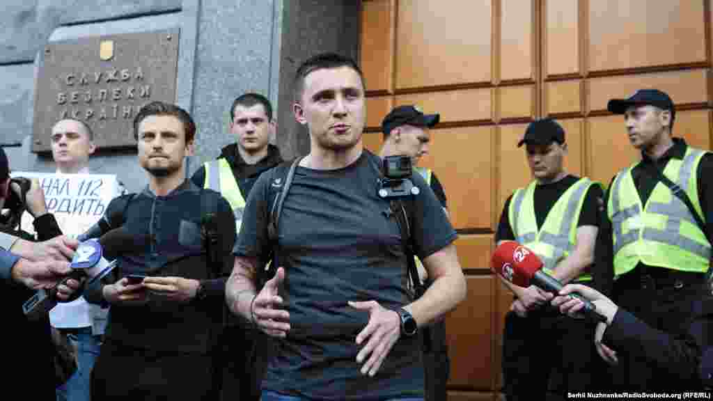 Екс-керівник одеського «Правого сектору» Сергій Стерненко виголошує під дверима СБУ вимоги протестувальників