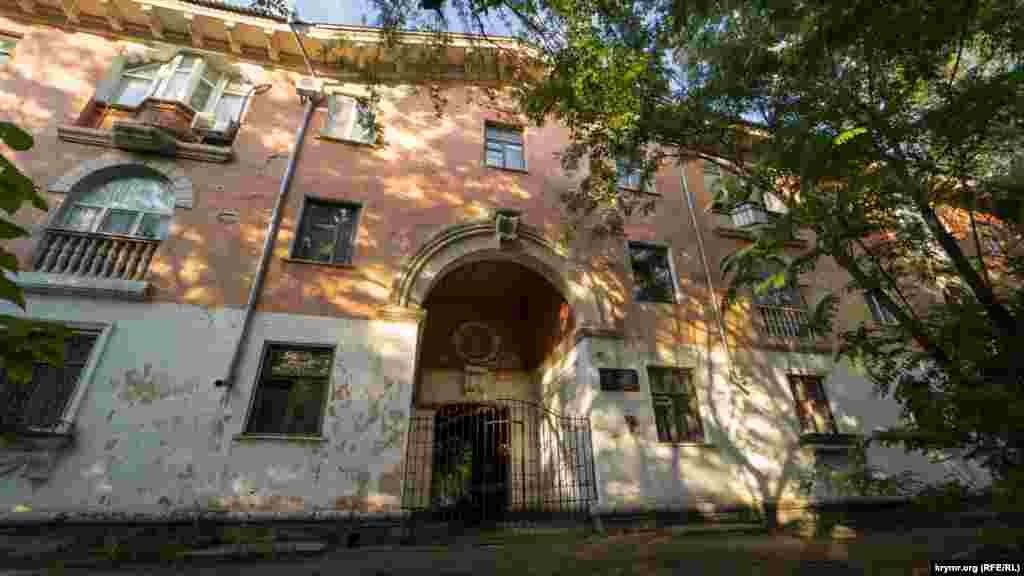 Эта «немецкая» трехэтажная жилая «сталинка» с арочной подворотней под главным фасадом заметно выделяется на улице Киевской, недалеко от площади Куйбышева