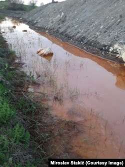 Mutna crvena voda na površinskom toku u rudniku Bukova Kosa, april 2025.