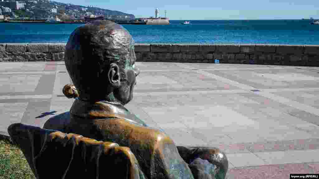 Не обділений видом і актор Михайло Пуговкін. В образі легендарного режисера Якіна з фільму «Іван Васильович змінює професію» він сидить у кріслі і милується морем